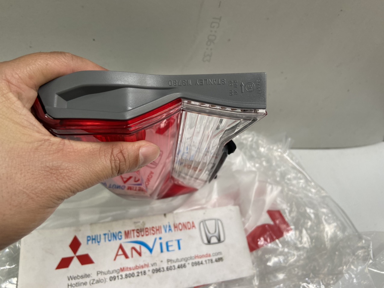 Đèn hậu miếng trong xe Honda CRV 2018-2020